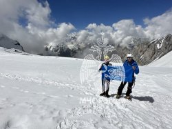 Юбилейный флаг Академии ГПС МЧС России развернули на пике высочайших гор